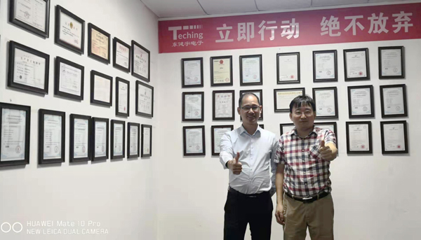 午夜福利在线播放連接器與東健宇領導人鄒東健合影
